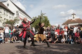 Kampfshows wie von der Fictum-Gruppe, Marktstände und mittelalterliche Klänge lockten letztes Jahr Tausende in die Sindelfinger Innenstadt.